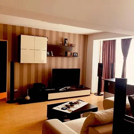 Cozy 2 Close To Center Apartment